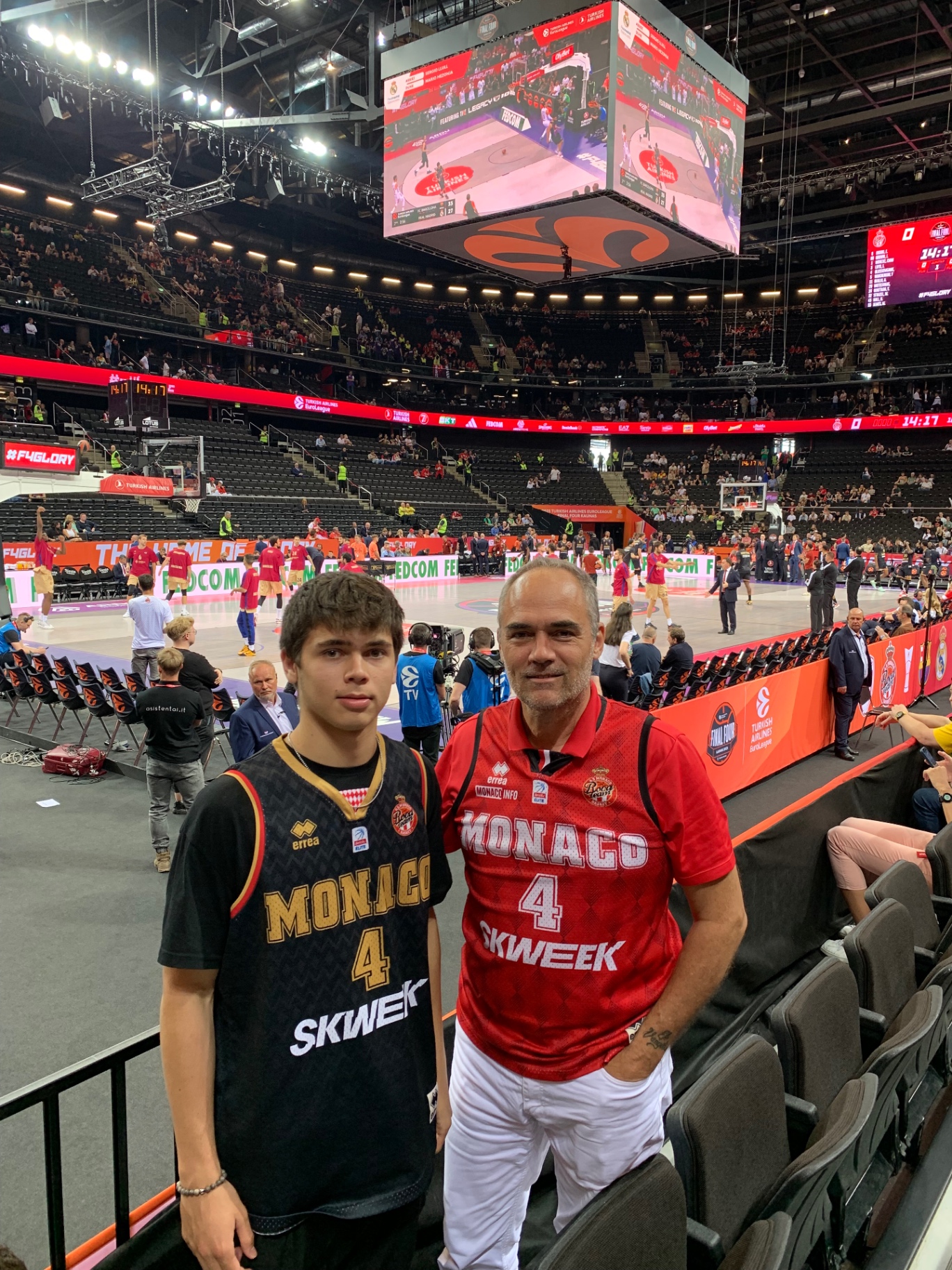 Jaron Blossomgame with Efe — moment 5